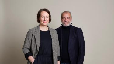 Charlotte Becker (lilnks) udn Jan Heser (rechts) sind die Vorständ*innen von Oxfam Deutschland e.V.