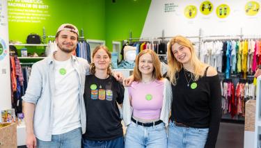 Ehrenamtliche Shop-Mitarbeiter*innen im Oxfam Shop Halle/Saale.