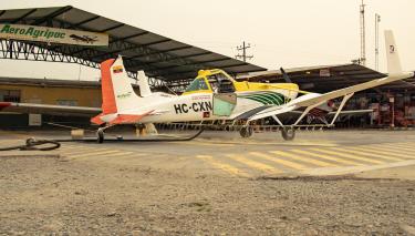 Ein Pestizid-Flugzeug steht auf einem Flugplatz in Ecuador