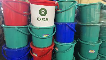 Hygiene-Sets wie diese verteilen wir aktuell gemeinsam mit unseren Partnerorganisationen an Haushalte in Myanmar, die vom Erdbeben betroffen sind. Sie enthalten Hygiene-Artikel wie Zahnbürsten, Zahnpasta, Seife und Handtücher. Mehrere Eimer. Sie enthalten verschiedenen Hygiene-Artikel wie Zahnbürsten, Zahnpasta, Seife und Handtücher.