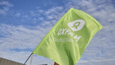 Grüne Oxfam-Fahne