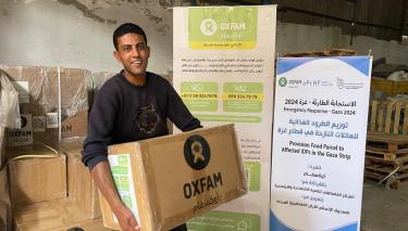 Ahmed* trägt ein Paket mit Nahrung für die Menschen in Gaza Stadt. Ahmed* trägt ein Paket mit Nahrung für die Menschen in Gaza Stadt.