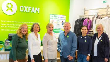 Ehrenamtliche Mitarbeiter*innen im Oxfam-Shop Frankfurt-Sachsenhausen