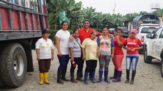 Mitarbeiter/innen von ASTAC mit ecuadorianischen Plantagenarbeiterinnen an ihrem Arbeitsplatz 