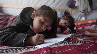 Zwei Mädchen arbeiten in ihrem Zelt in Tal Sultan in Gaza an Kunstwerken.