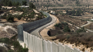 Ein Abschnitt der Mauer und israelische Siedlungen in der Nähe von Bethlehem im besetzten Westjordanland.