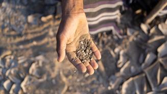 Bakeel Saif Jahes hält eine Handvoll trockene, staubige Erde in die Kamera.