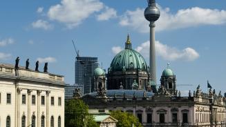 Blick aufs Reichstagsgebäude und den Fernsehturm in Berlin