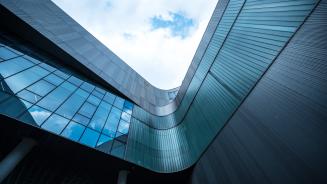 Ein modernes Gebäude und Himmel von unten fotografiert.
