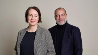 Charlotte Becker (links) und Jan Heser (rechts) sind die Vorständ*innen von Oxfam Deutschland e.V.