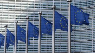 EU-Flaggen vor einem Gebäude der Europäischen Kommission.