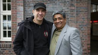 Oxfam-Botschafter Ole Plogstedt und Jorge Acosta bei einer Protestaktion einer Delegation der Gewerkschaft ASTAC gegen den Pestizideinsatz im Bananenanbau.