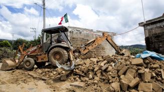 Bagger bei Aufräumarbeiten nach dem schweren Erdbeben in Mexiko.