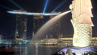 Merlion, Wahrzeichen Singapurs, bei Nacht