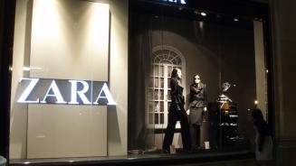 Zara-Schaufenster bei Nacht