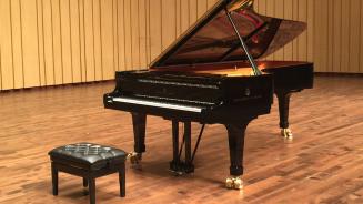 Piano steht in einem Konzertsaal