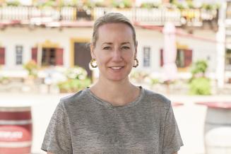 Charlotte Becker, Leiterin Politik und Kampagnen bei Oxfam Deutschland Charlotte Becker, Leiterin Politik und Kampagnen bei Oxfam Deutschland. Sie schaut freundlich in die Kamera.