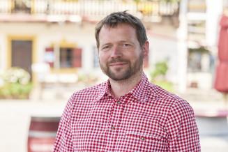 Tobias Hauschild, Leiter Soziale Gerechtigkeit bei Oxfam Deutschland Tobias Hauschild, Leiter Soziale Gerechtigkeit bei Oxfam Deutschland. Er schaut freundlich in die Kamera.