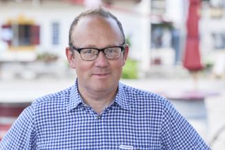 Max Lawson, Leiter Ungleichheit bei Oxfam International. Er schaut freundlich in die Kamera.