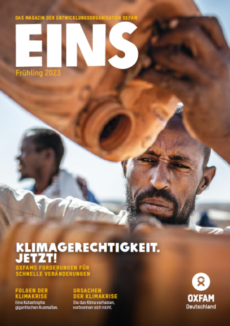 Titelbild der EINS mit dem Titel "Klimagerechtigkeit. Jetzt! (Frühjahrsausgabe 2023). Auf dem Foto sieht man einen Mann der Wasser von einem Kanister in einen anderen füllt.