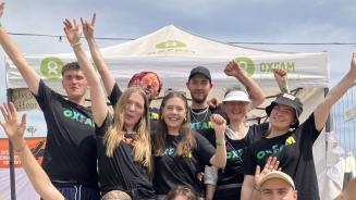 Ein Gruppenfoto junger Menschen mit Oxfam T-Shirts 