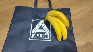 Bananen auf einer Aldi-Einkaufstasche