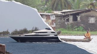 Ein diagonal geteiltes Bild: Links eine Jacht, rechts ein Holz-Kanu
