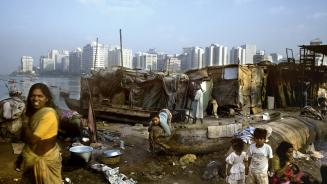 Bombay: In unmittelbarer Nachbarschaft der Hochhäusern des Geschäftsviertels Nariman Point leben Fischerfamilien in Baracken 