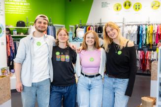 Ehrenamtliche Shop-Mitarbeiter*innen im Oxfam Shop Halle/Saale.