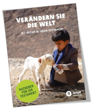 Titelbild der Broschüre „Verändern Sie die Welt – mit Oxfam in Ihrem Testament“: Ein Junge gibt einem Ziegenbaby Milch