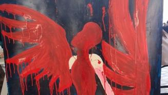 Das Gemälde zeigt eine blutrote, geflügelte Frau, der ein Flügel abgetrennt worden ist. Der Hintergrund ist schwarz.