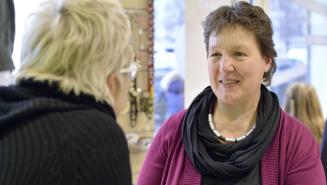 Susanne im Gespräch mit einer Ehrenamtlichen, die unseren Shop in München Haidhausen am Laufen hält.