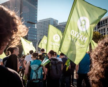 Oxfam auf der #unteilbar-Demonstration Oxfam-Fahnen auf einer Demonstration