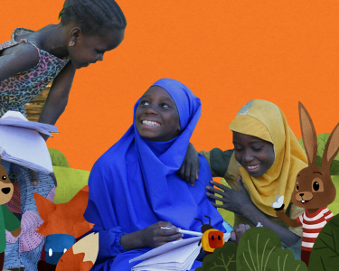 Drei Mädchen sitzen vor ihren Schulheften