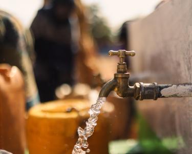 Bilder der Wasserinfrastruktur des von der Dürre betroffenen Bezirks Marsabit in Kenia Aus einem Wasserhahn fließt Wasser
