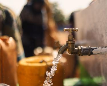 Aus einem Wasserhahn fließt Wasser