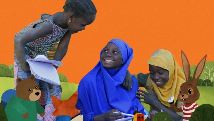 Drei Mädchen sitzen vor ihren Schulheften