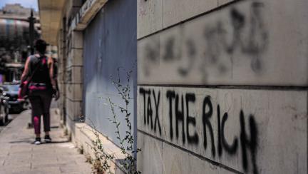 An einer Hauswand in der Innenstadt von Beirut, Libanon, steht das Graffiti „Tax the Rich“ („Besteuert die Reichen“) geschrieben.