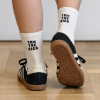 Socken mit der Aufschrift „Tax the Rich“ (Reiche besteuern)