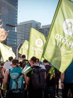 Oxfam-Fahnen auf einer Demonstration