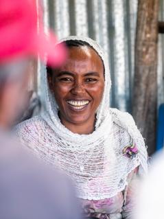 Weihnachtsspende Tigray Existenzgründung Eine Frau empfängt Kund*innen in ihrem Laden