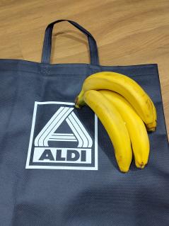 Bananen auf einer Aldi-Einkaufstasche