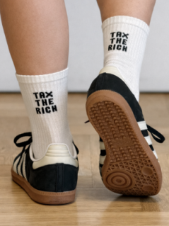 Socken mit der Aufschrift „Tax the Rich“ (Reiche besteuern)