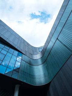 Ein modernes Gebäude und Himmel von unten fotografiert.