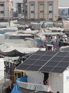 Entsalzungsanlage mit Solarpaneelen inmitten von Zelten im Gazastreifen