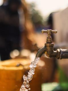 Aus einem Wasserhahn fließt Wasser