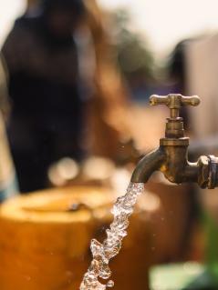 Aus einem Wasserhahn fließt Wasser