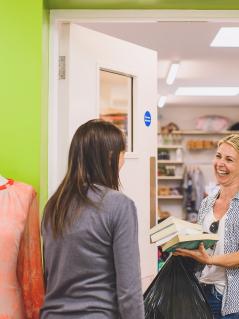 Sachen spenden im Oxfam Shop