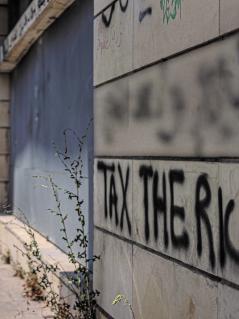 An einer Hauswand in der Innenstadt von Beirut, Libanon, steht das Graffiti „Tax the Rich“ („Besteuert die Reichen“) geschrieben.