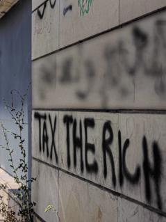 „Tax the Rich“ („Besteuert die Reichen“), fordert dieses Graffiti in der Innenstadt von Beirut, Libanon. An einer Hauswand in der Innenstadt von Beirut, Libanon, steht das Graffiti „Tax the Rich“ („Besteuert die Reichen“) geschrieben.
